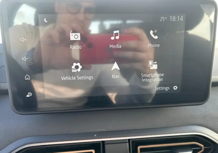 Écran tactile multimédia 8 pouces de la Dacia Sandero III Stepway, affichant menu navigation et médias.