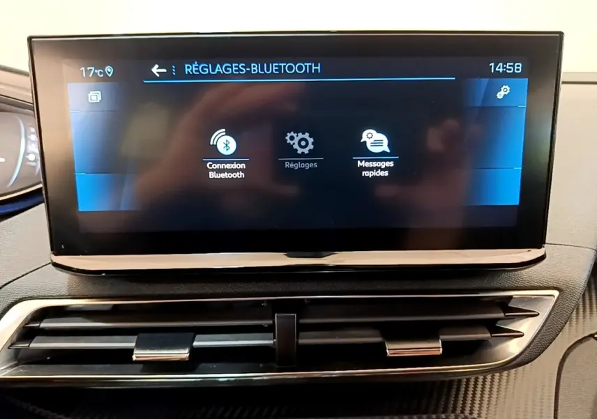 Écran tactile central du tableau de bord du Peugeot 3008 gris foncé, affichant les réglages Bluetooth.