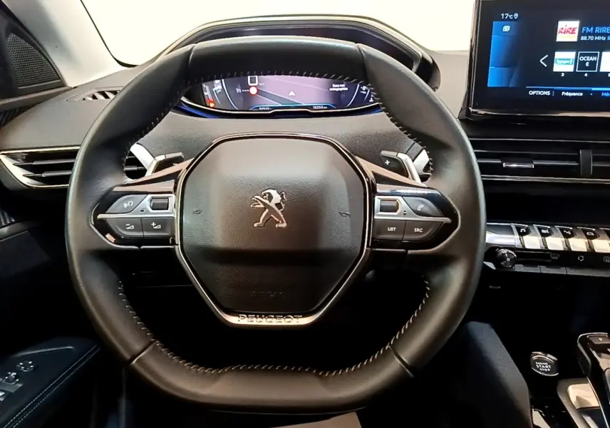 Vue centrée sur le volant cuir noir du Peugeot 3008 2022, avec tableau de bord numérique et écran tactile visible.