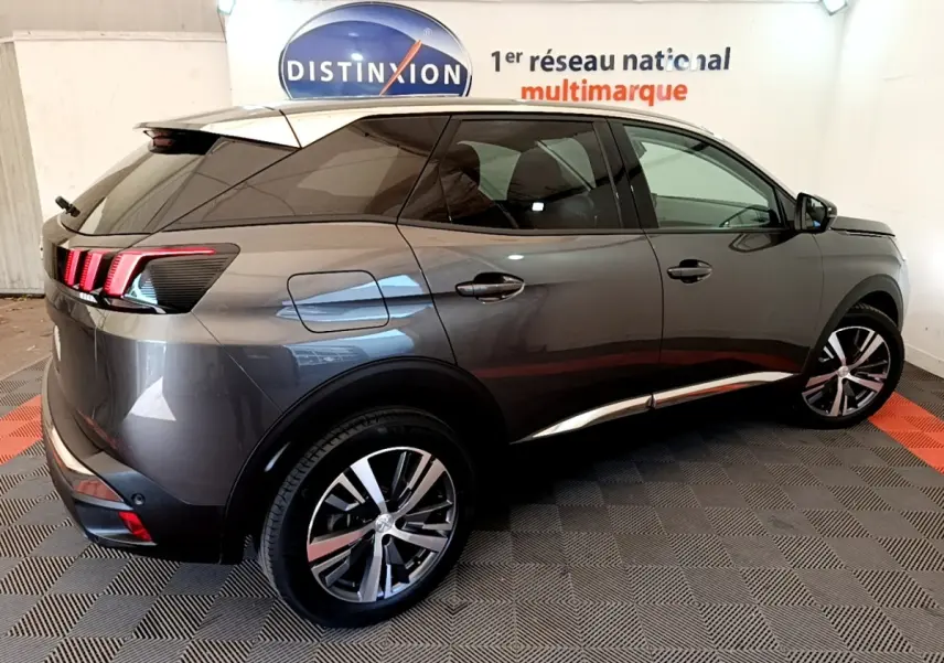 Vue 3/4 arrière droite du Peugeot 3008 gris foncé 2022 avec jantes alliage et feux arrière LED distinctifs.