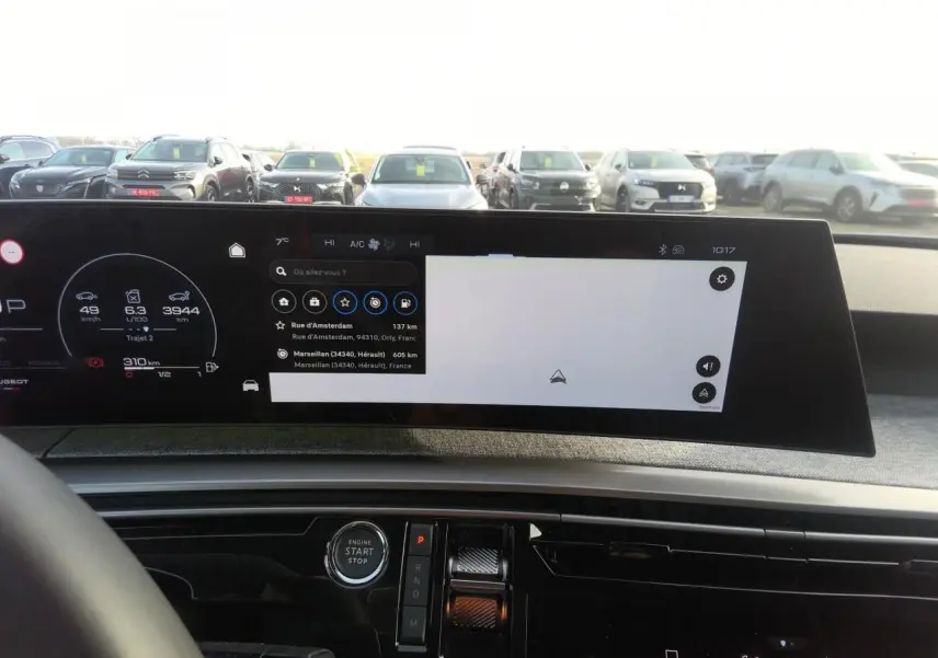 Vue intérieure du tableau de bord du Peugeot 3008 blanc 2025, avec écran panoramique et navigation affichée.