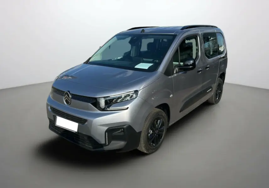 Citroën Berlingo BlueHDi 130 EAT8 Max gris artense en 3/4 avant droit avec jantes noires et toit vitré.