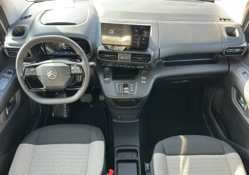 Vue intérieure du tableau de bord du Citroën Berlingo 2025 gris artense, avec écran tactile et volant multifonction.