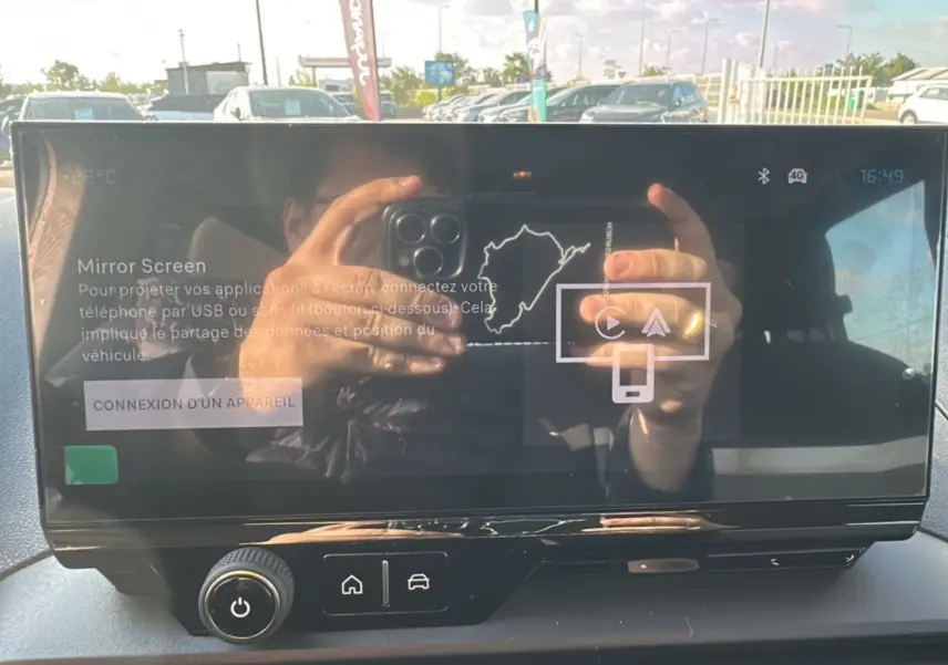 Écran tactile central du Citroën Berlingo 2025 gris artense, affichant l'interface Mirror Screen en intérieur véhicule.