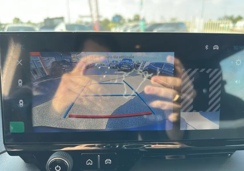 Vue de l'écran intérieur du Citroën Berlingo 2025 gris Artense montrant la caméra de recul avec guidage de trajectoire.