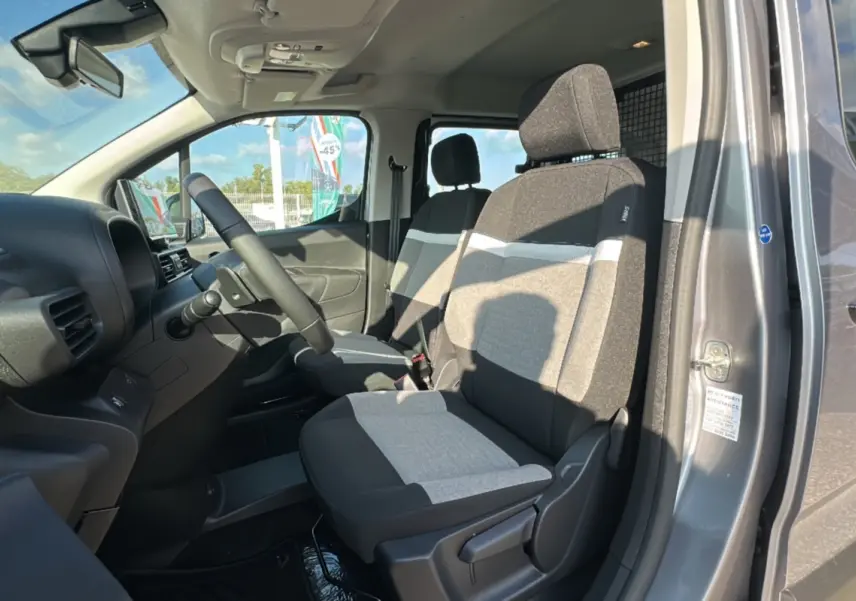 Intérieur du Citroën Berlingo BlueHDi 130 EAT8 Max 2025 en gris artense, vue côté conducteur avec sièges bicolores et tableau de bord.