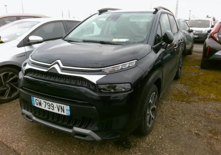 Citroën C3 Aircross noir vue 3/4 avant droit, avec calandre distinctive et jantes alliage 16 pouces.