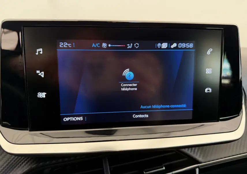Écran tactile central affichant la connexion Bluetooth dans l'habitacle noir de la Peugeot 208 PureTech 2021.