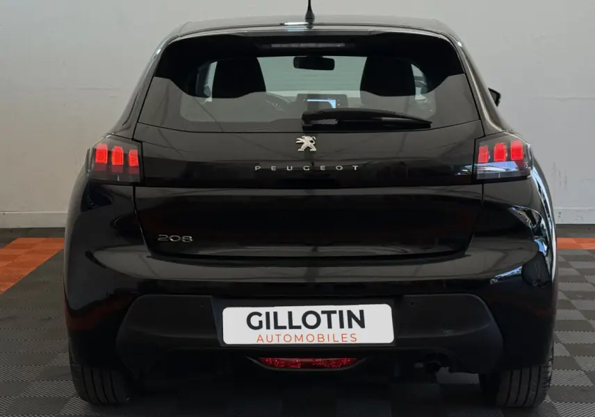 Vue arrière d'une Peugeot 208 noire avec feux arrière LED et logo Peugeot bien visibles sur fond neutre.