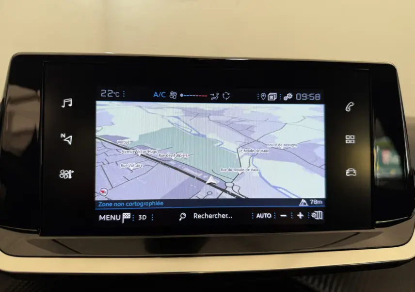 Écran tactile de navigation 7 pouces affichant une carte dans le tableau de bord d'une Peugeot 208 noire