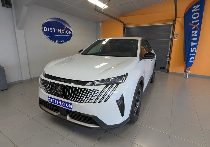 Peugeot 3008 Hybrid blanc en 3/4 avant droit dans un showroom avec calandre distinctive et jantes 19 pouces.