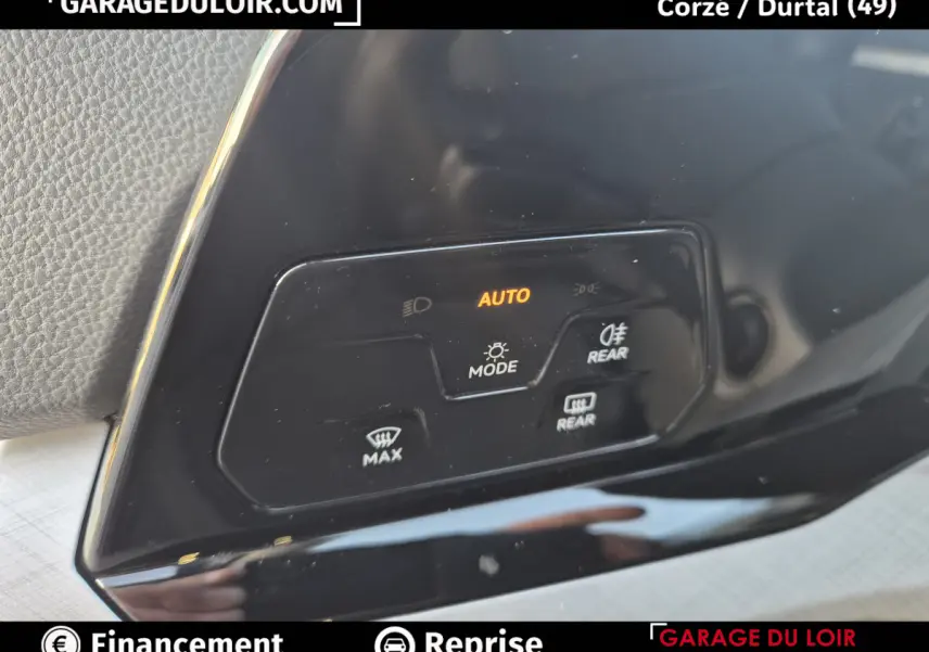Gros plan sur les commandes d’éclairage automatiques et dégivrage arrière dans une Volkswagen Golf bleue 2023.
