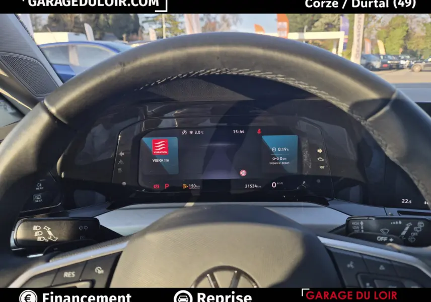 Vue intérieure du tableau de bord et volant cuir de la Volkswagen Golf 2023 avec affichage numérique multifonctions.