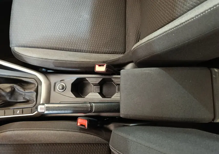 Vue plongeante sur la console centrale et les sièges noirs du Volkswagen Taigo 1.0 TSI 110 DSG Life Plus 2023.
