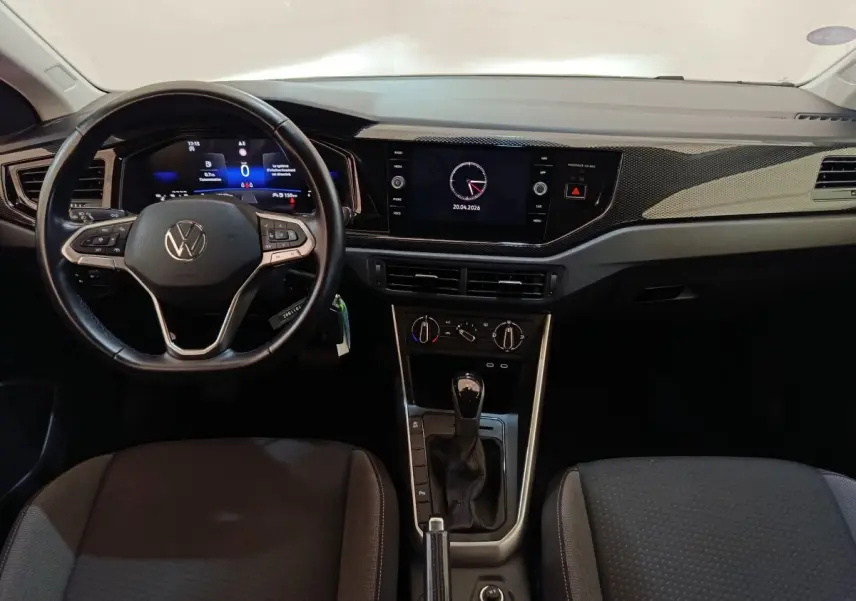 Vue intérieure frontale du tableau de bord et volant noir du Volkswagen Taigo 1.0 TSI 110 DSG Life Plus 2023.