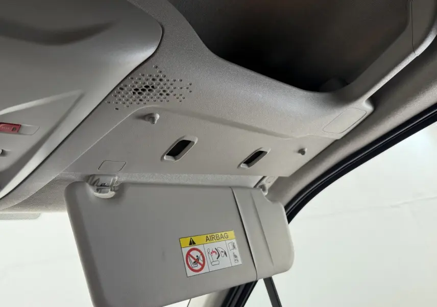 Détail intérieur du pare-soleil côté conducteur gris clair de la Toyota Proace City 1.5 LONG 130 D-4D Business 2022.