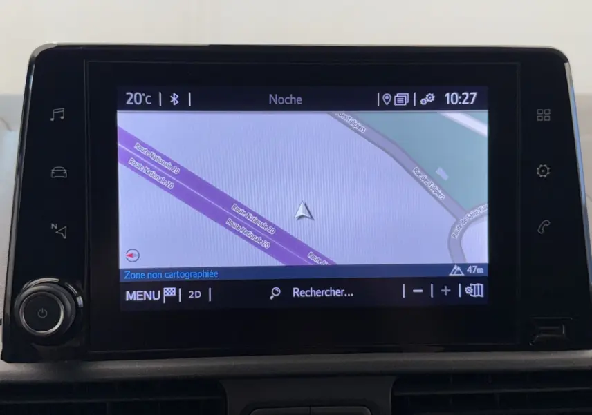 Écran tactile central du système de navigation 8 pouces du Toyota Proace City blanc, vue intérieure frontale.