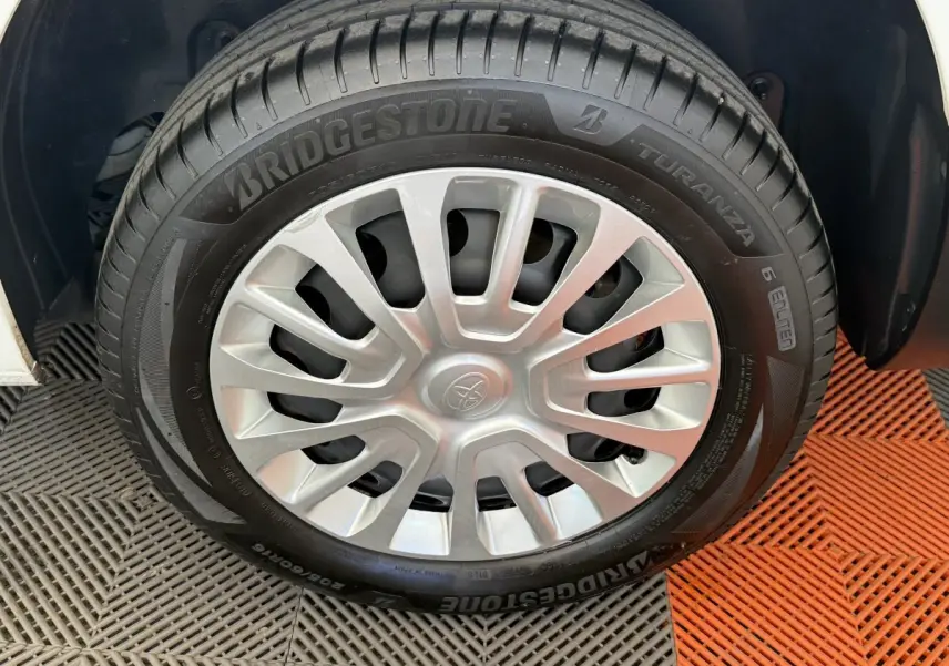 Gros plan sur la roue avant droite blanche du Toyota Proace City 1.5 LONG 130 D-4D Business avec jante en alliage.