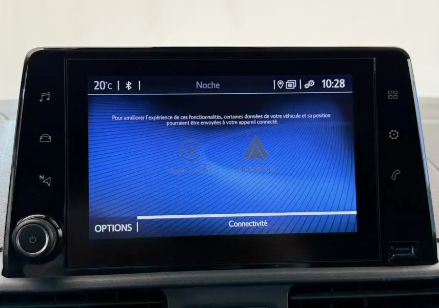 Écran tactile central du Toyota Proace City 2022 affichant les options Apple CarPlay et Android Auto en mode nuit.