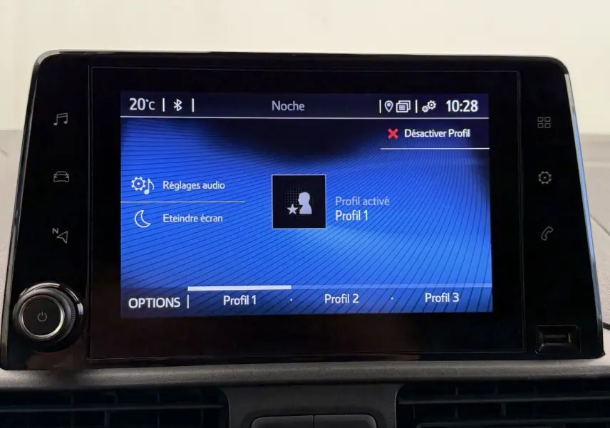 Écran tactile central de 8 pouces du Toyota Proace City 2022 affichant les profils utilisateur en mode nuit.