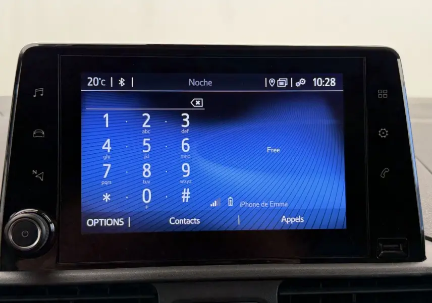 Écran tactile central bleu affichant le clavier téléphonique du Toyota Proace City blanc, vue de face rapprochée.