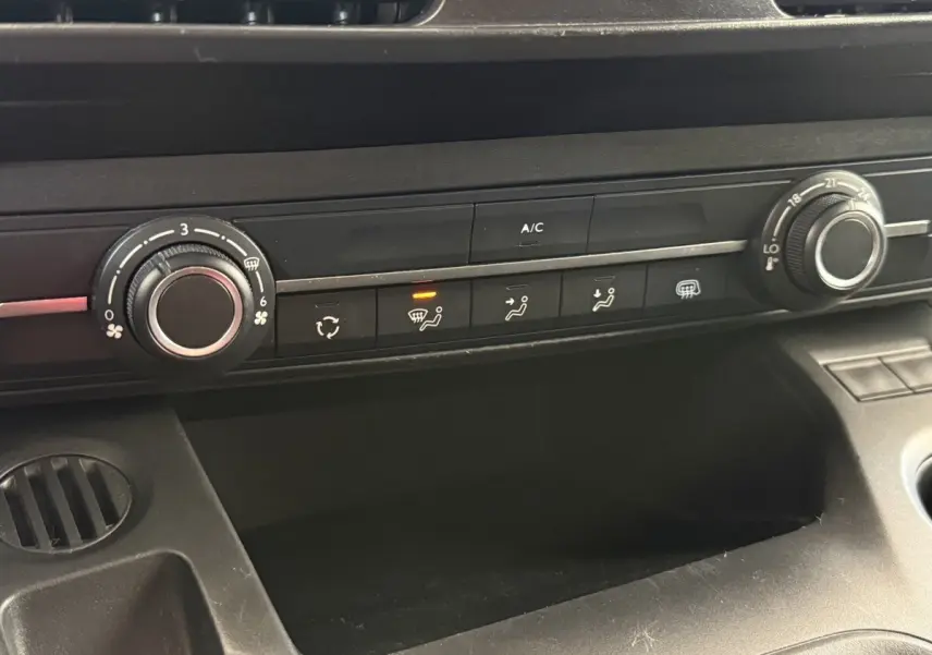Détail du tableau de bord noir avec commandes de climatisation du Toyota Proace City blanc, version 2022.