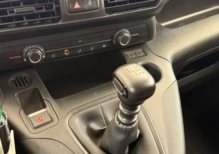 Gros plan sur le levier de vitesses manuel et la console centrale noire du Toyota Proace City 2022.