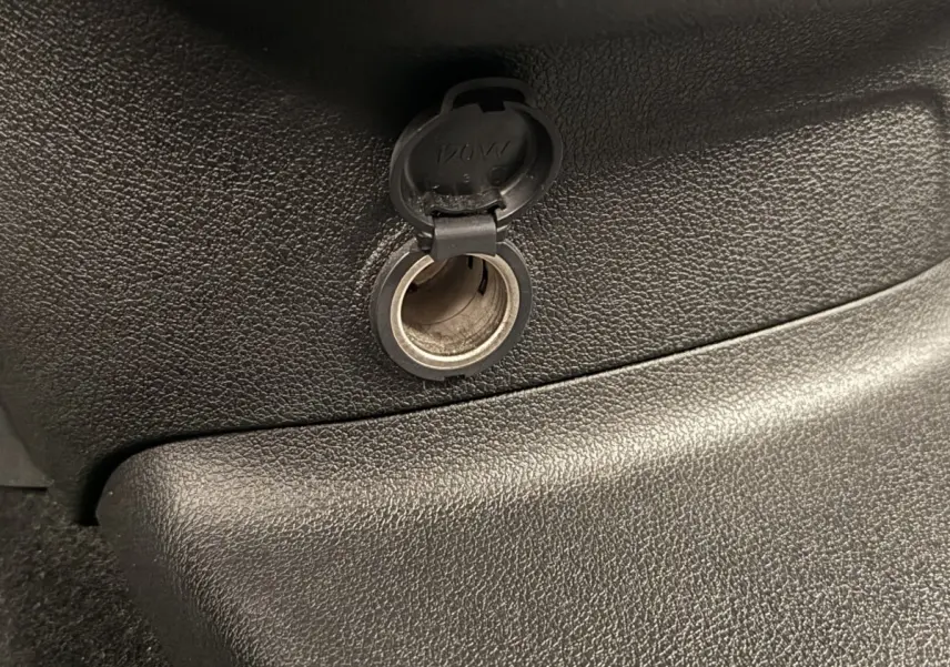 Prise 12V ouverte sur la console noire intérieure du Toyota Proace City 1.5 LONG 130 D-4D Business.