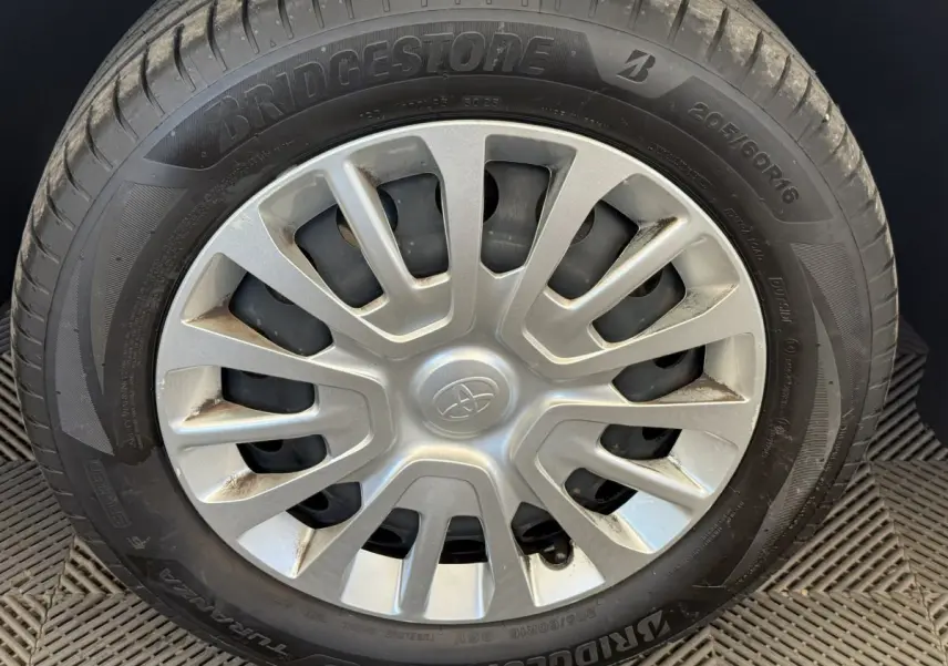 Gros plan sur la roue avant avec jante en alliage argentée et pneu Bridgestone du Toyota Proace City blanc.