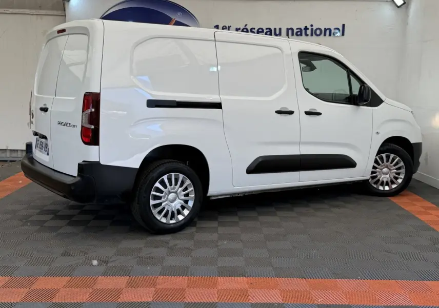 Vue latérale droite d’un utilitaire Toyota Proace City blanc, version longue avec portes latérales pleines et jantes acier.