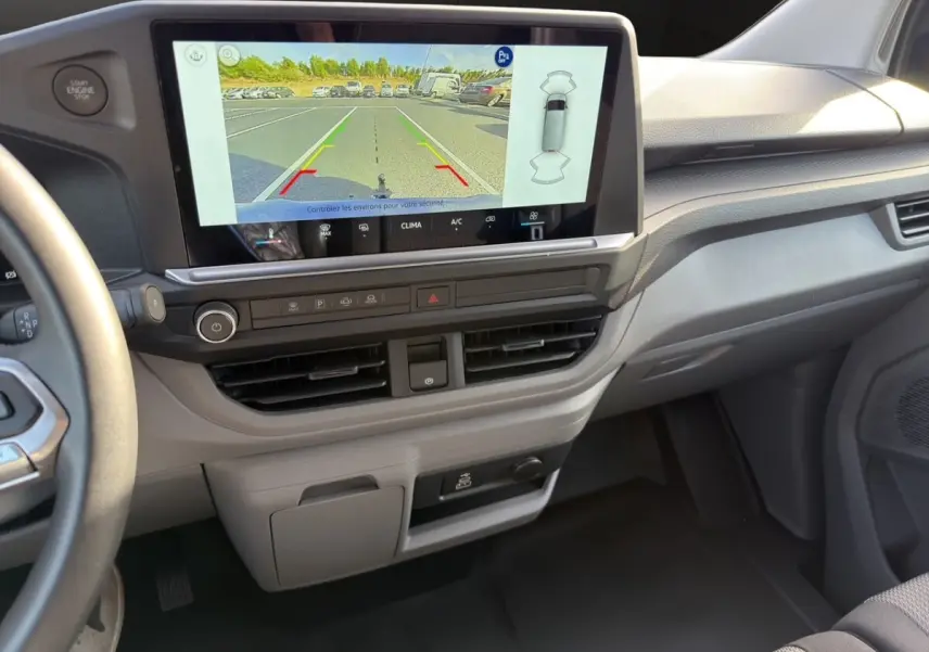 Vue intérieure du tableau de bord du Volkswagen Transporter 2025 avec écran tactile affichant la caméra de recul.