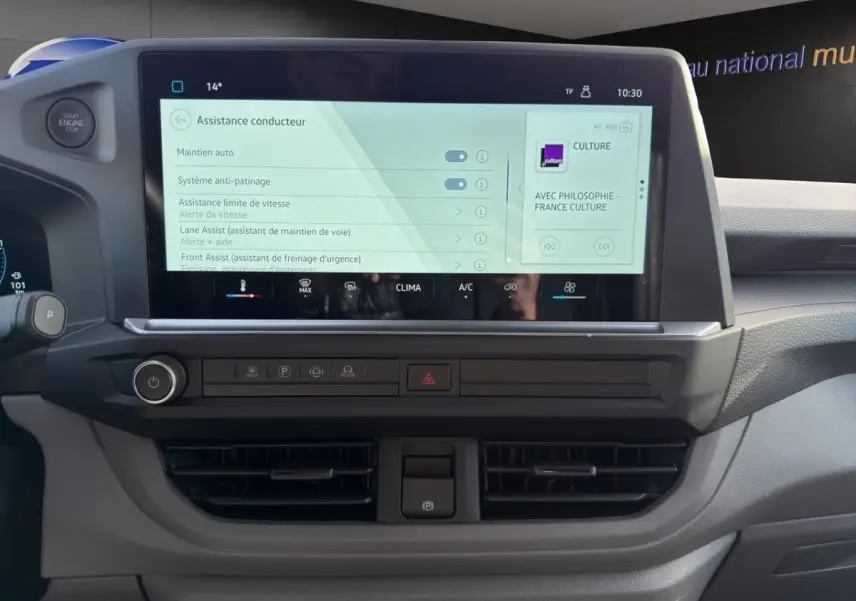 Vue rapprochée du tableau de bord du Volkswagen Transporter 2025 avec écran tactile multifonctions et commandes climatisation.