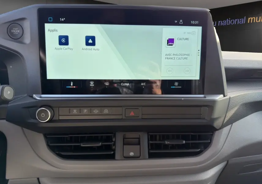 Vue rapprochée du tableau de bord du Volkswagen Transporter 2025 avec écran tactile affichant Apple CarPlay et Android Auto.