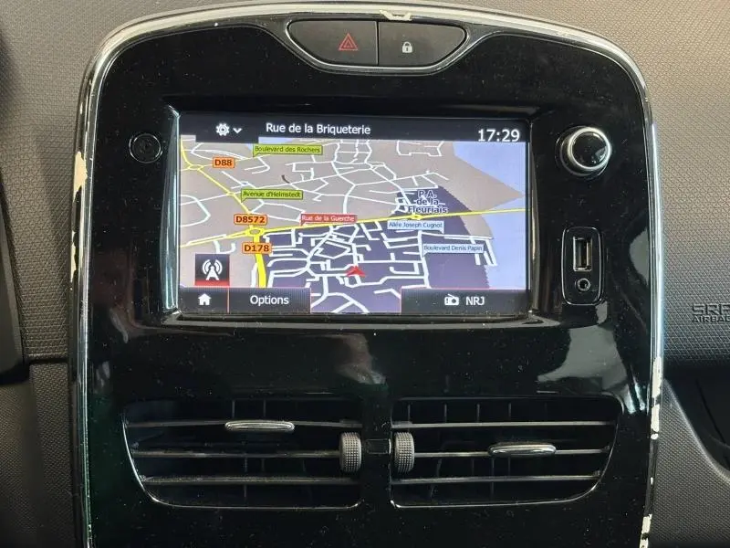Écran tactile GPS couleur du tableau de bord d'une Renault Clio 1.5 dCi gris Platine de 2014.