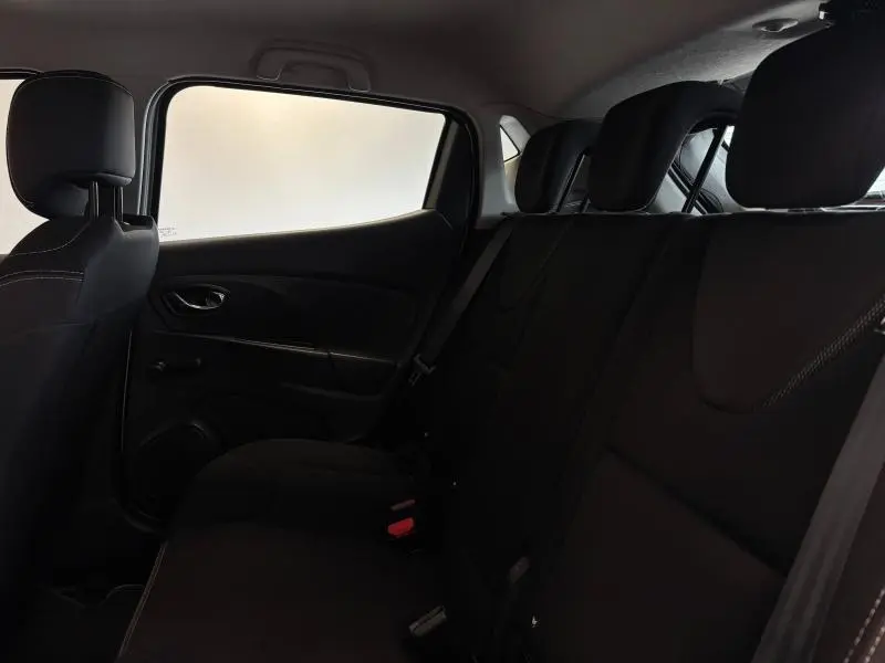 Vue intérieure côté gauche de la banquette arrière noire de la Renault Clio 2014 avec appuie-têtes et ceinture de sécurité.