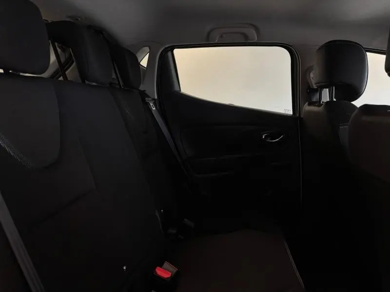 Vue intérieure arrière droite de la Renault Clio gris platine, montrant la banquette et les appuie-têtes noirs.
