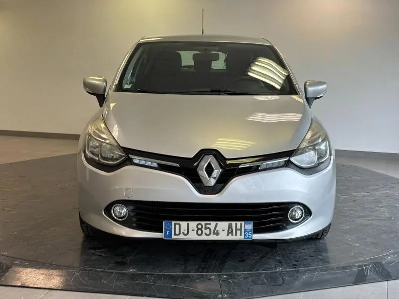 Vue avant d'une Renault Clio gris platine de 2014 avec phares halogènes et calandre noire brillante.