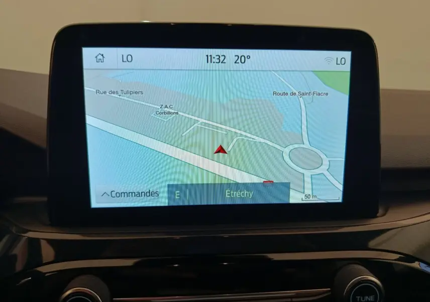 Écran tactile central affichant la navigation GPS du Ford Kuga 2024, vue intérieure du tableau de bord noir.