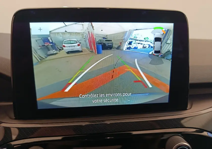 Écran tactile du Ford Kuga 2024 affichant la caméra de recul avec guidage dynamique et vue 360° intérieure.