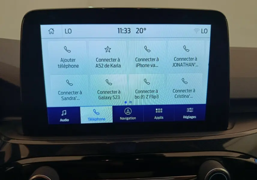 Écran tactile central du Ford Kuga 2024 affichant les options de connexion téléphonique dans un intérieur noir.