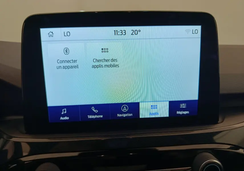 Écran tactile central affichant les options Bluetooth et applications dans l'habitacle du Ford Kuga gris clair 2024.