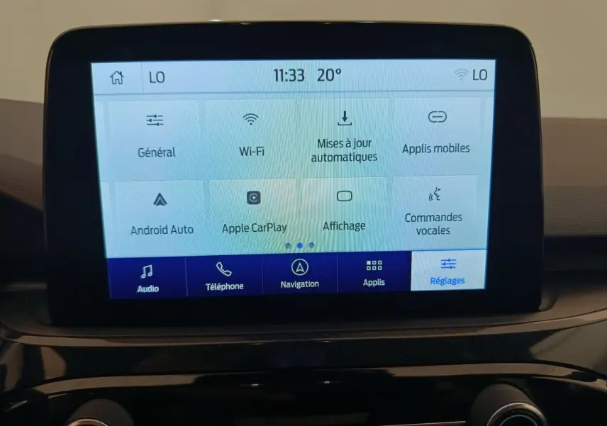 Écran tactile central du Ford Kuga 2024 affichant les réglages Wi-Fi, Apple CarPlay et commandes vocales.