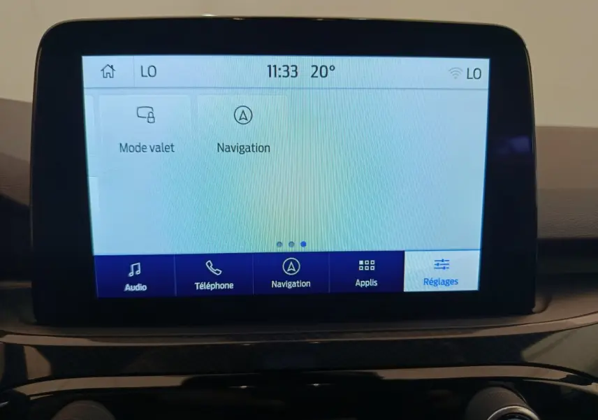 Écran tactile central du Ford Kuga 2024 affichant le menu navigation et réglages, vue frontale intérieure.