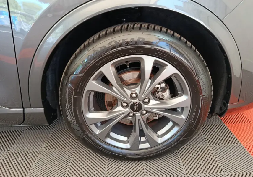 Gros plan sur la roue avant droite grise du Ford Kuga 2.0 EcoBlue avec jante alliage et pneu Goodyear.