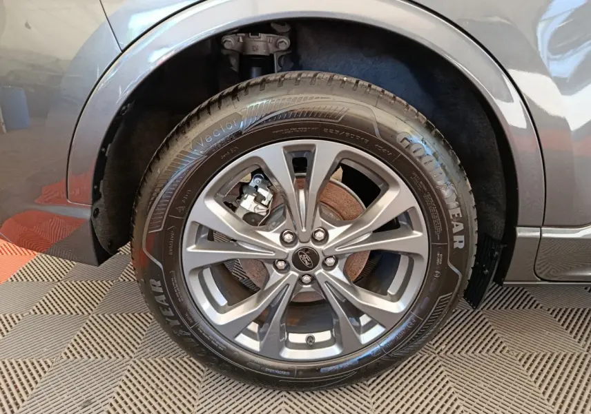 Gros plan sur la roue avant droite gris clair du Ford Kuga 2.0 EcoBlue avec jante alliage et pneu Goodyear.