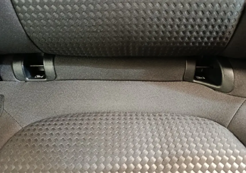 Gros plan sur le tissu gris texturé de l'assise arrière du Ford Kuga 2.0 EcoBlue 2024 St Line.