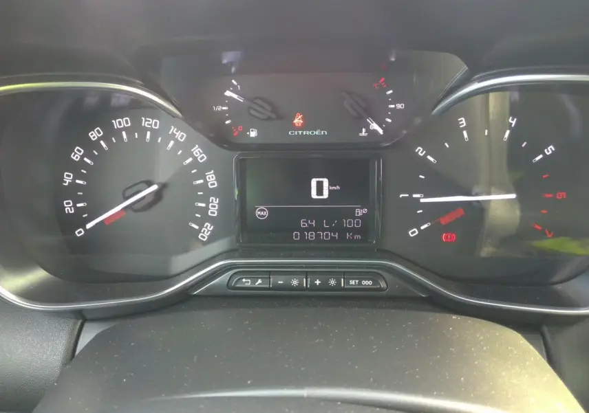 Vue rapprochée du tableau de bord numérique du Citroën C3 Aircross noir, affichant vitesse et jauges.