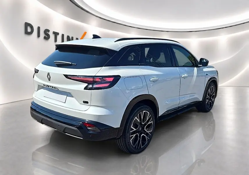 Renault Austral blanc nacré en 3/4 arrière droit, avec jantes alu noires et toit noir contrasté.