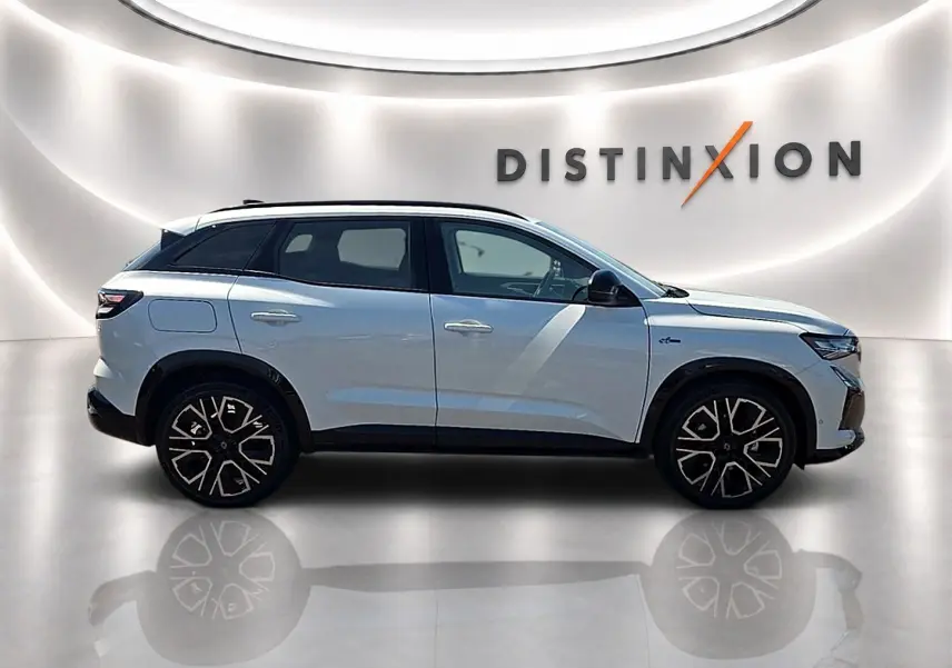 Profil droit du Renault Austral blanc nacré avec jantes alu noires et toit noir, sur fond lumineux "Distinxion".