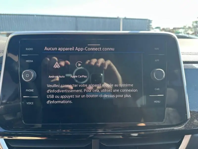 Vue intérieure centrée sur l'écran tactile du système multimédia du Volkswagen T-Roc 2025, affichage App-Connect.